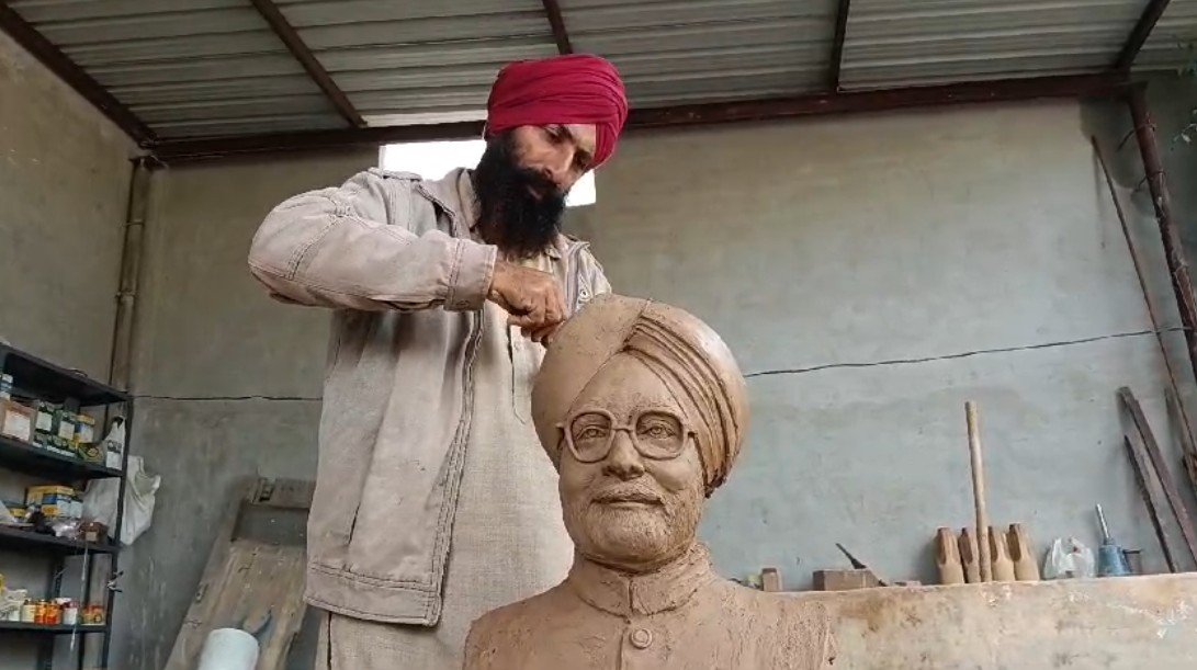 ਮੋਗਾ ਦੇ ਮੂਰਤੀਕਾਰ ਮਨਜੀਤ ਸਿੰਘ ਗਿੱਲ ਨੇ ਡਾ. ਮਨਮੋਹਨ ਸਿੰਘ ਨੂੰ ਵਖਰੇ ਅੰਦਾਜ਼ ‘ਚ ਦਿੱਤੀ ਸ਼ਰਧਾਂਜਲੀ, ਵੇਖੋ ਵੀਡੀਓ