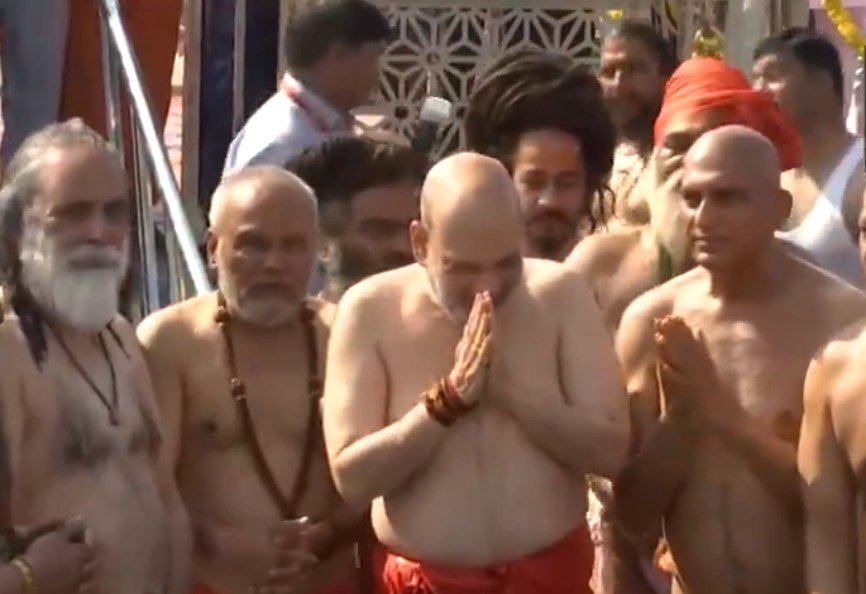 Mahakumbh 2025: ਕੇਂਦਰੀ ਗ੍ਰਹਿ ਮੰਤਰੀ ਅਮਿਤ ਸ਼ਾਹ ਨੇ ਸੰਗਮ ‘ਚ ਲਗਾਈ ਡੁਬਕੀ, ਸੰਤਾਂ ਨਾਲ ਵੀ ਕੀਤੀ ਚਰਚਾ