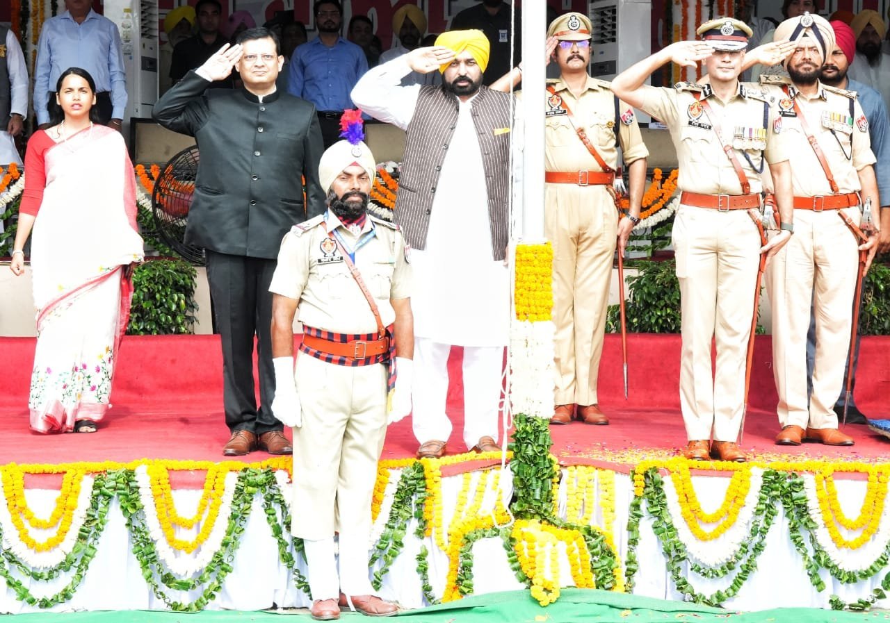 CM Mann hoists flag at Patiala