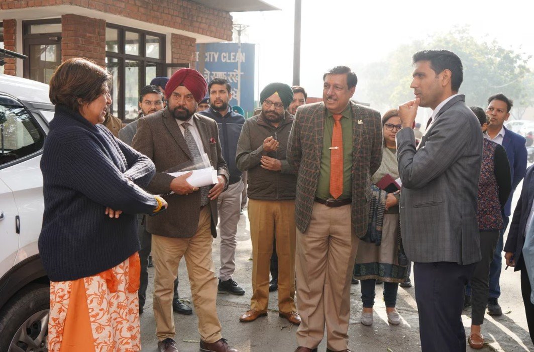 ਚੰਡੀਗੜ੍ਹ ‘ਚ ਨਵੇਂ ਮੇਅਰ ਲਈ ਵੋਟਿੰਗ ਜਾਰੀ, ਮਨੀਸ਼ ਤਿਵਾੜੀ ਨੇ ਪਾਈ ਪਹਿਲੀ ਵੋਟ