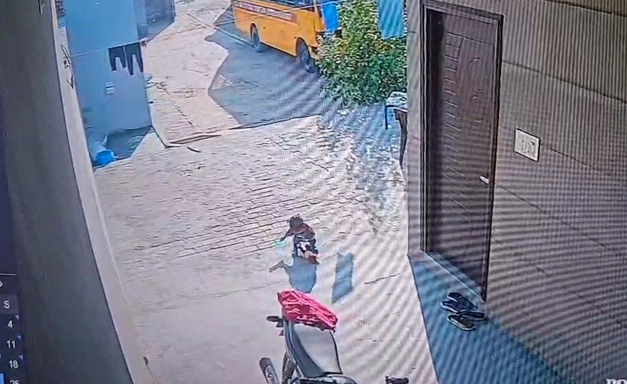 “ਜਾਕੋ ਰਾਖੇ ਸਾਈਆਂ, ਮਾਰ ਸਕੇ ਨਾ ਕੋਇ”, ਪਾਣੀ ਵਾਲੇ ਡਰੰਮ ‘ਚ ਡਿੱਗੀ ਬੱਚੀ, CCTV ਦੇਖ ਪਰਿਵਾਰ ਨੂੰ ਪਈਆਂ ਭਾਜੜਾਂ