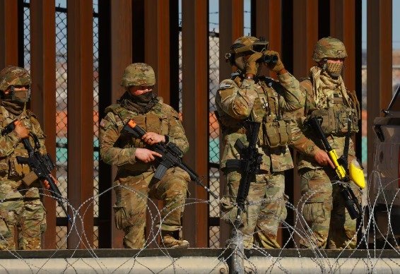 ਅਮਰੀਕਾ ਨੇ ਮੈਕਸੀਕੋ ਸਰਹੱਦ ‘ਤੇ ਗੈਰ-ਕਾਨੂੰਨੀ ਪ੍ਰਵਾਸੀਆਂ ਨੂੰ ਰੋਕਣ ਲਈ ਭੇਜੇ 1500 ਸੈਨਿਕ, ਟੈਂਕ ਅਤੇ ਹੈਲੀਕਾਪਟਰ ਵੀ ਤਾਇਨਾਤ