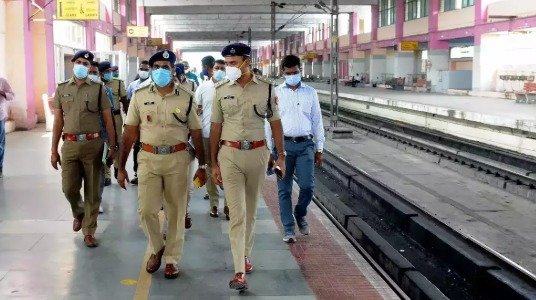 ਗਣਤੰਤਰ ਦਿਵਸ ਦੇ ਮੱਦੇਨਜ਼ਰ ਸਿਰਸਾ ਰੇਲਵੇ ਸਟੇਸ਼ਨ ‘ਤੇ ਸੁਰੱਖਿਆ ਵਧਾਈ ਗਈ, ਚੈਕਿੰਗ ਮੁਹਿੰਮ ਜਾਰੀ