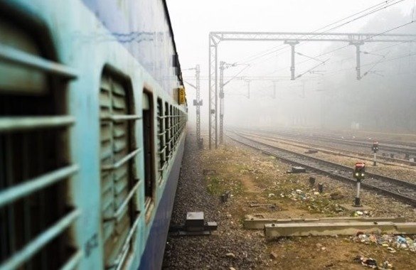 ਝਾਂਸੀ ਤੋਂ ਪ੍ਰਯਾਗਰਾਜ ਜਾ ਰਹੀ ਟਰੇਨ ‘ਤੇ ਸ਼ਰਾਰਤੀ ਅਨਸਰਾਂ ਦੇ ਹਮਲੇ, ਪਥਰਾਅ ਅਤੇ ਭੰਨਤੋੜ ਕਾਰਨ ਮੁਸਾਫਰਾਂ ‘ਚ ਦਹਿਸ਼ਤ