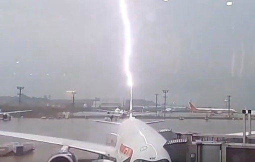 ਬ੍ਰਾਜ਼ੀਲ: ਸਾਓ ਪਾਓਲੋ ਹਵਾਈ ਅੱਡੇ ‘ਤੇ ਬਿਜਲੀ ਡਿੱਗੀ, ਭਿਆਨਕ ਵੀਡੀਓ ਸੋਸ਼ਲ ਮੀਡੀਆ ‘ਤੇ ਵਾਇਰਲ