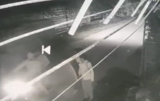 ਲਖਨਊ ‘ਚ ਮੈਡੀਕਲ ਵਿਦਿਆਰਥੀ ਦਾ ਮੋਬਾਈਲ ਚੋਰੀ, ਵਾਲਾਂ ਨਾਲ ਘਸੀਟਿਆ, ਘਟਨਾ ਸੀਸੀਟੀਵੀ ‘ਚ ਕੈਦ