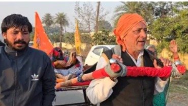 ਕਲਯੁਗ ਦਾ ਸ਼ਰਵਣ ਕੁਮਾਰ: 65 ਸਾਲਾ ਸੁਦੇਸ਼ ਪਾਲ ਆਪਣੀ 92 ਸਾਲਾ ਮਾਂ ਨੂੰ ਮਹਾਕੁੰਭ ਵਿੱਚ ਲਿਜਾਣ ਲਈ ਗੱਡੀ ਨੂੰ ਖਿੱਚ ਰਿਹਾ 