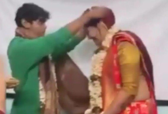 ਪੱਛਮੀ ਬੰਗਾਲ: ਪ੍ਰੋਫੈਸਰ ਅਤੇ ਵਿਦਿਆਰਥੀ ਦੇ ਕਥਿਤ ਵਿਆਹ ਨਾਲ ਸਬੰਧਤ ਵਾਇਰਲ ਵੀਡੀਓ ਨੂੰ ਲੈ ਕੇ ਹੰਗਾਮਾ