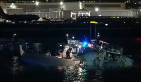 ਵਾਸ਼ਿੰਗਟਨ ਡੀਸੀ ‘ਚ ਵੱਡਾ ਹਾਦਸਾ: ਯਾਤਰੀ ਜਹਾਜ਼ ਫੌਜ ਦੇ ਹੈਲੀਕਾਪਟਰ ਨਾਲ ਟਕਰਾ ਕੇ ਨਦੀ ‘ਚ ਡਿੱਗਿਆ, 19 ਲਾਸ਼ਾਂ ਬਰਾਮਦ