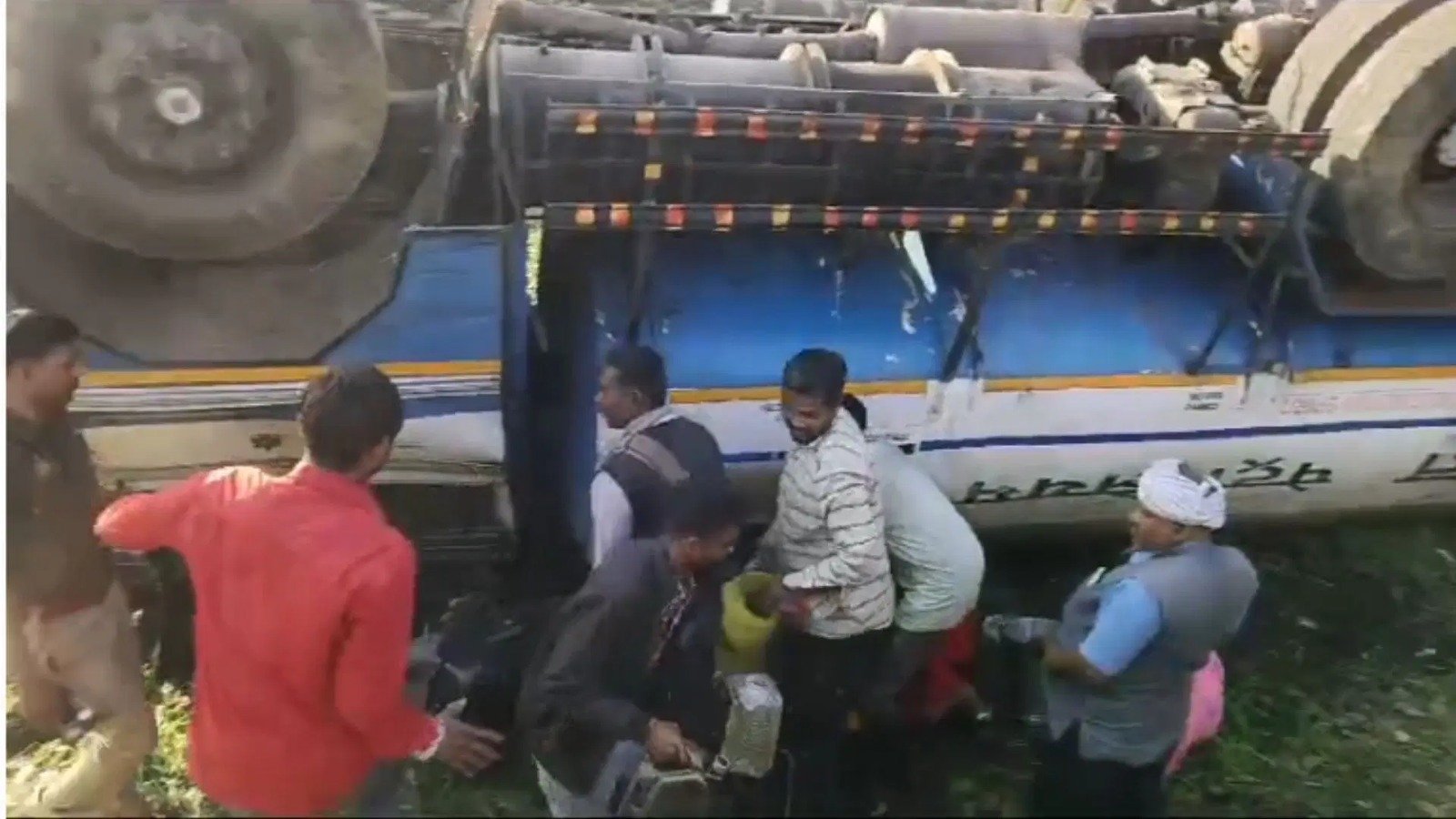 ਡੀਜ਼ਲ ਟੈਂਕਰ ਪਲਟਣ ਮਗਰੋਂ ਲੁੱਟਣ ਵਾਲਿਆਂ ਦਾ ਆਇਆ ਹੜ੍ਹ, ਜੋ ਕੁਝ ਵੀ ਮਿਲਿਆ ਲੈ ਕੇ ਭੱਜੇ ਪਿੰਡਵਾਲੇ