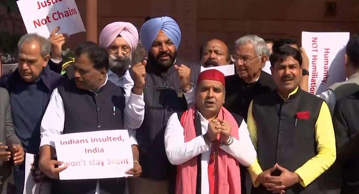 ਸੰਸਦ ਬਾਹਰ ਵਿਰੋਧੀ ਧਿਰਾਂ ਨੇ ਹੱਥਕੜੀਆਂ ਪਾ ਕੇ ਕੀਤਾ ਪ੍ਰਦਰਸ਼ਨ, ਦੁਪਹਿਰ 2 ਵਜੇ ਲੋਕ ਸਭਾ ‘ਚ ਜਵਾਬ ਦੇਣਗੇ ਵਿਦੇਸ਼ ਮੰਤਰੀ