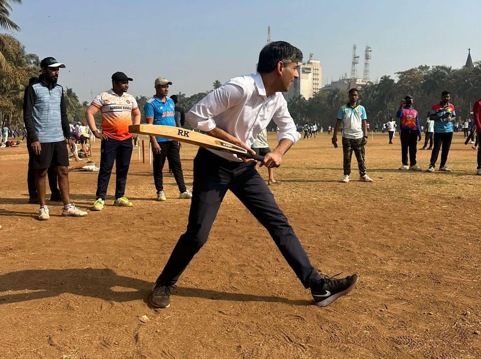 ਸਾਬਕਾ ਬ੍ਰਿਟਿਸ਼ ਪ੍ਰਧਾਨ ਮੰਤਰੀ ਰਿਸ਼ੀ ਸੁਨਕ ਨੇ ਮੁੰਬਈ ‘ਚ ਟੈਨਿਸ ਬਾਲ ਨਾਲ ਖੇਡੀ ਕ੍ਰਿਕਟ, ਲਗਾਏ ਚੌਕੇ-ਛੱਕੇ, ਫੋਟੋ ਕੀਤੀ ਸ਼ੇਅਰ