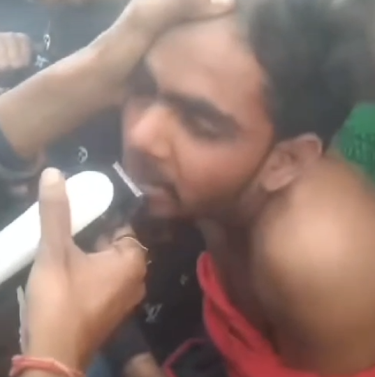 Firozpur ’ਚ ਲੁੱਟੇਰਾ ਲੋਕਾਂ ਦੇ ਹੱਥ ਚੜ੍ਹਿਆ! ਮੋਟਰਸਾਈਕਲ ਤੇ ਆਇਆ, ਪਰਸ ਖੋਹਿਆ, ਗੰਜਾ ਹੋਕੇ ਗਿਆ – ਵੀਡੀਓ ਵਾਇਰਲ