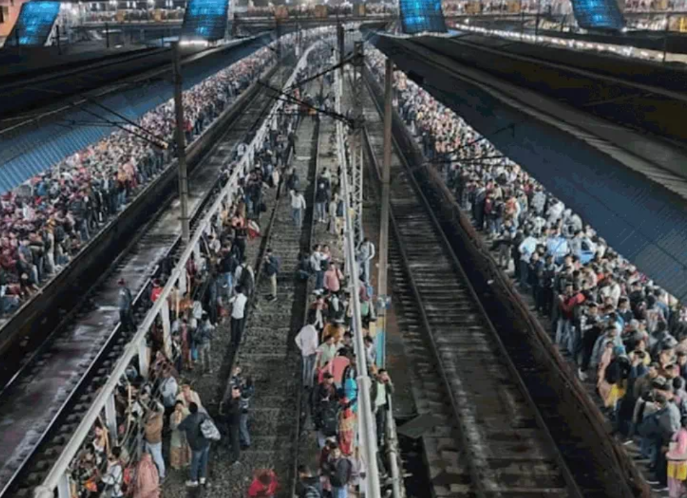 ਨਵੀਂ ਦਿੱਲੀ ਰੇਲਵੇ ਸਟੇਸ਼ਨ ‘ਤੇ ਭਗਦੜ, 14 ਔਰਤਾਂ ਸਮੇਤ 18 ਲੋਕਾਂ ਦੀ ਮੌਤ, ਮੁਆਵਜ਼ੇ ਦਾ ਐਲਾਨ
