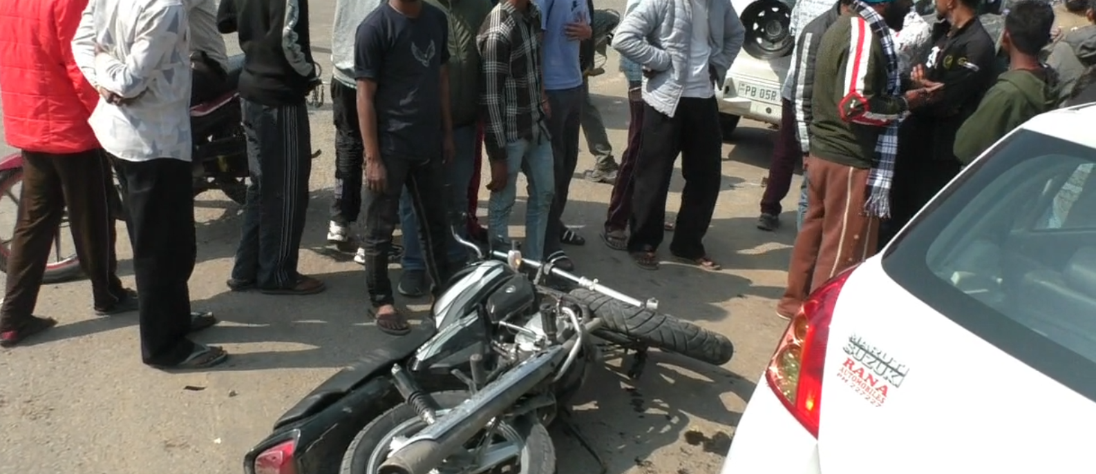 ਫਿਰੋਜ਼ਪੁਰ ਰੋਡ ’ਤੇ ਸਵਿਫਟ ਕਾਰ ਨੇ ਬਾਈਕਸਵਾਰ ਨੌਜਵਾਨਾਂ ਨੂੰ ਮਾਰੀ ਟੱਕਰ, ਤਿੰਨ ਗੰਭੀਰ ਜ਼ਖਮੀ