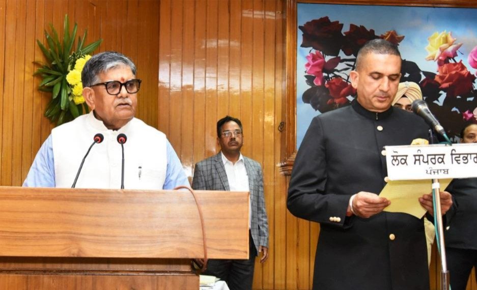 ਪੰਜਾਬ ਦੇ ਰਾਜਪਾਲ ਗੁਲਾਬ ਚੰਦ ਕਟਾਰੀਆ ਨੇ ਐਡਵੋਕੇਟ ਹਰਪ੍ਰੀਤ ਸੰਧੂ ਅਤੇ ਪੂਜਾ ਗੁਪਤਾ ਨੂੰ ਰਾਜ ਸੂਚਨਾ ਕਮਿਸ਼ਨਰ ਵਜੋਂ ਸਹੁੰ ਚੁਕਾਈ