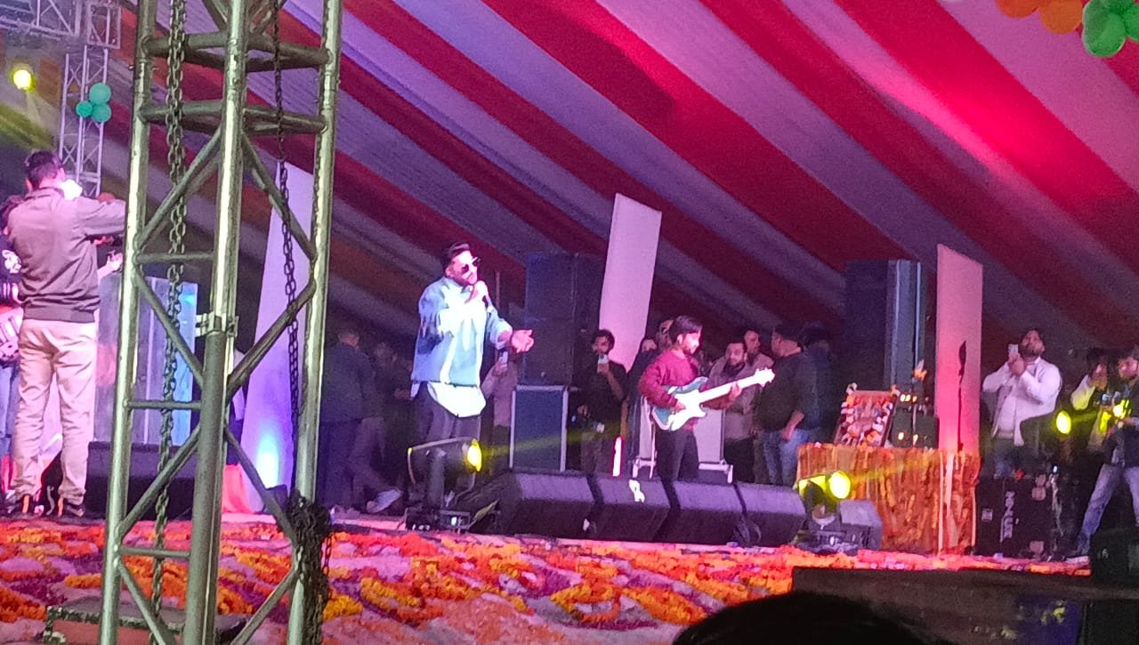 ਗਾਇਕ ਜੱਸੀ ਗਿੱਲ ਦੀ ਸੁਰੱਖਿਆ ‘ਚ ਲਾਪਰਵਾਹੀ, ਪ੍ਰੋਗ੍ਰਾਮ ਵਿੱਚ ਬੰਦੂਕ ਲੈ ਕੇ ਪਹੁੰਚਿਆ ਨੌਜਵਾਨ; ਮੰਚ ਨੇੜੇ ਹੀ ਕਾਬੂ