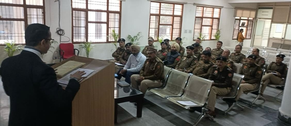 ਜਿਲ੍ਹਾ ਨਿਆਂਲੈ ਸੁਸ਼੍ਰੀ ਅਪਰਣਾ ਭਾਰਦਵਾਜ ਵੱਲੋਂ ਪੁਲਿਸ ਅਧਿਕਾਰੀਆਂ ਲਈ ਕਾਨੂੰਨੀ ਜਾਗਰੂਕਤਾ ਸ਼ਿਵਿਰ ਦਾ ਆਯੋਜਨ