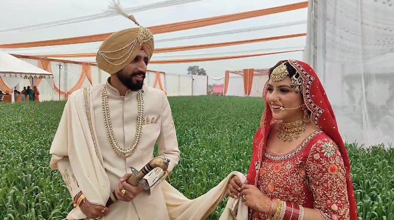 ‘ਏਕ ਵਿਵਾਹ ਏਸਾ ਭੀ’ ਕੈਨੇਡਾ ਤੋਂ ਬਾਰਾਤ ਲੈ ਕੇ ਮੁੰਡਾ ਵਿਹਾਉਣ ਆਈ ਕੁੜੀ, ਖੇਤਾਂ ‘ਚ ਲਾਇਆ ਟੈਂਟ, ਬਣ ਗਈ ਸੁਰਖੀਆਂ