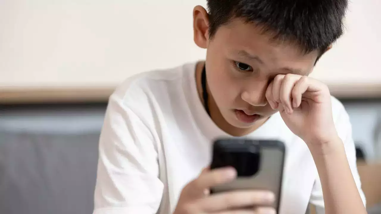 ਦਿਨ ਭਰ ਫ਼ੋਨ ਦੀ ਵਰਤੋਂ ਕਰਨ ਨਾਲ ਦਿਮਾਗ ਸੁਸਤ ਹੋ ਰਿਹਾ ਹੈ! ਤੁਸੀਂ ਇਨ੍ਹਾਂ ਨੁਕਸਾਨਾਂ ਨੂੰ ਜਾਣ ਕੇ ਹੈਰਾਨ ਹੋਵੋਗੇ