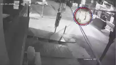 ਅੰਮ੍ਰਿਤਸਰ ਮੰਦਰ ‘ਤੇ ਸੁੱਟਿਆ ਬੰਬ, ਬਾਈਕ ਸਵਾਰ ਦੋ ਨੌਜਵਾਨਾਂ ਨੇ ਕੀਤਾ ਵਿਸਫੋਟ, ਸੀਸੀਟੀਵੀ ਫੁਟੇਜ ਆਈ ਸਾਹਮਣੇ