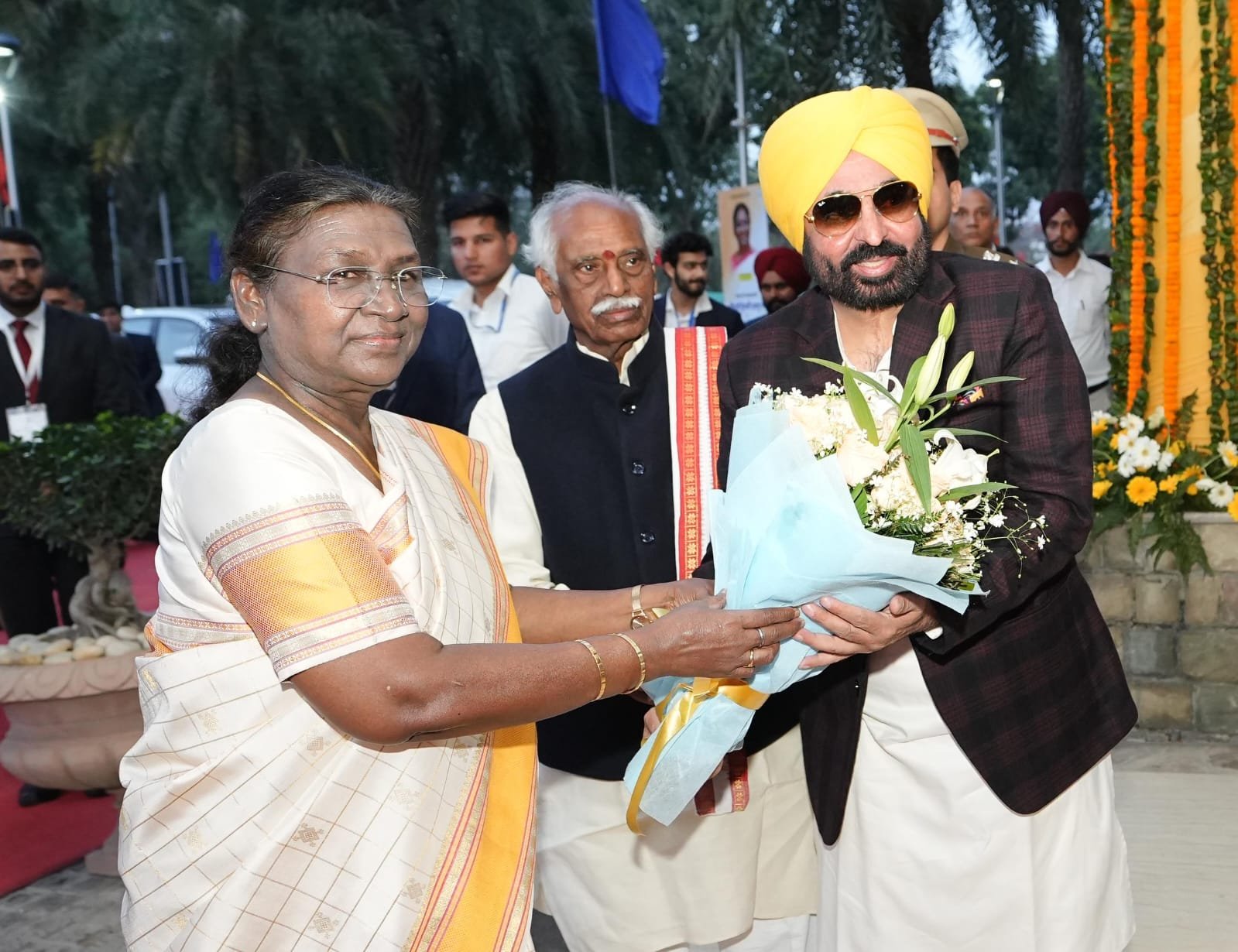 ਪੰਜਾਬ ਸਰਕਾਰ ਵੱਲੋਂ ਭਾਰਤ ਦੇ ਰਾਸ਼ਟਰਪਤੀ ਦਾ ਸ਼ਾਨਦਾਰ ਸਵਾਗਤ, ਰਾਸ਼ਟਰਪਤੀ ਦੀ ਫੇਰੀ ਸੂਬੇ ਦੇ ਇਤਿਹਾਸ ‘ਚ ਸੁਨਹਿਰੀ ਦਿਨ ਪੰਜਾਬ ਸਰਕਾਰ ਵੱਲੋਂ ਭਾਰਤ ਦੇ ਰਾਸ਼ਟਰਪਤੀ ਦਾ ਸ਼ਾਨਦਾਰ ਸਵਾਗਤ, ਰਾਸ਼ਟਰਪਤੀ ਦੀ ਫੇਰੀ ਸੂਬੇ ਦੇ ਇਤਿਹਾਸ ‘ਚ ਸੁਨਹਿਰੀ ਦਿਨ