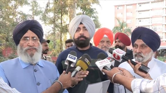 ਸ਼੍ਰੋਮਣੀ ਅਕਾਲੀ ਦਲ ਬੁਲਾਰੇ ਅਰਸ਼ਦੀਪ ਸਿੰਘ ਕਲੇਰ ਮਿਲੀਆਂ ਧਮਕੀਆਂ ਦੇ ਮਾਮਲੇ ‘ਚ ਡੀ.ਜੀ.ਪੀ. ਨੂੰ ਮਿਲੇ
