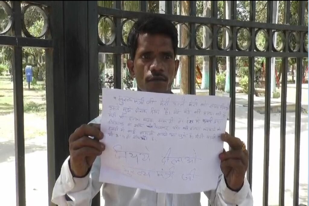 ‘ਮੇਰੀ ਪਤਨੀ ਦੇ 4 ਬੁਆਏਫ੍ਰੈਂਡ ਹਨ…’ ਪਤੀ ਨੇ ਸੜਕ ‘ਤੇ ਦਿੱਤਾ ਧਰਨਾ, ਕਿਹਾ- ਮੇਰੀ ਮਦਦ ਕਰੋ, ਨਹੀਂ ਤਾਂ ਮੇਰਠ ਵਰਗੀ ਵਾਪਰ ਸਕਦੀ ਹੈ ਘਟਨਾ