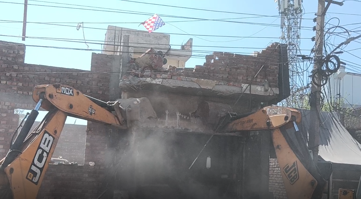 ਜਲੰਧਰ ਪੁਲਿਸ ਦੀ ਵੱਡੀ ਕਾਰਵਾਈ , ਨਸ਼ਾ ਤਸਕਰ ਦੇ ਘਰ ਤੇ ਚਲਾਇਆ ‘ਪੀਲਾ ਪੰਜਾ’