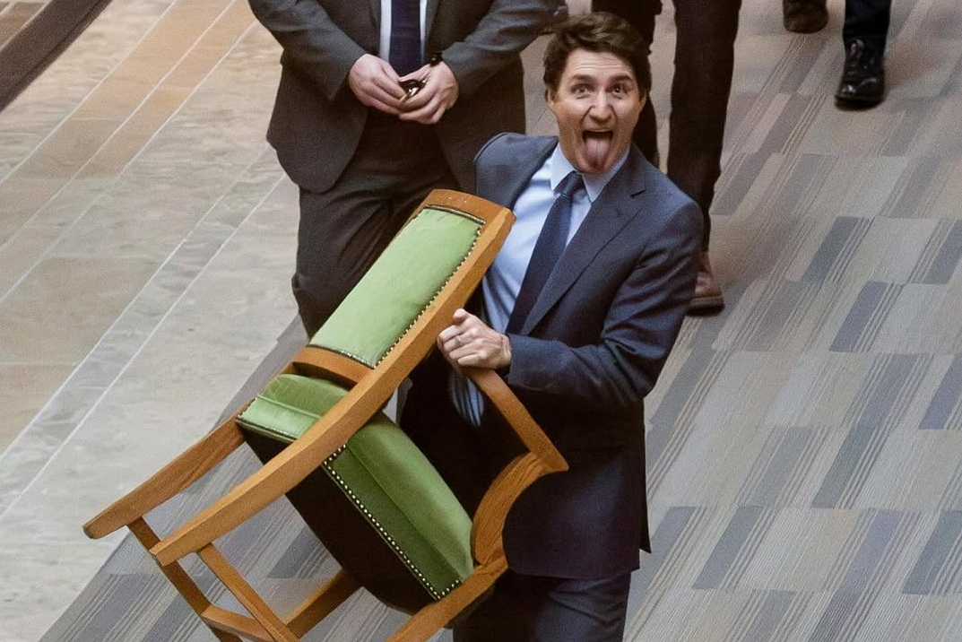 Justin Trudeau ਨੂੰ ਕੁਰਸੀ ਨਾਲ ਪਿਆਰ, ਹੱਥ ‘ਚ ਚੁੱਕ ਲਿਆਏ ਕੁਰਸੀ, ਅਜਿਹੇ ਐਕਸਪ੍ਰੈਸ਼ਨ ਦਿੱਤੇ ਕੀ ਵਾਇਰਲ ਹੋ ਗਈ ਫੋਟੋ