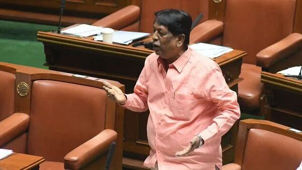 ‘ਮਰਦਾਂ ਨੂੰ ਹਰ ਹਫ਼ਤੇ ਸ਼ਰਾਬ ਦੀਆਂ ਦੋ ਬੋਤਲਾਂ ਮੁਫ਼ਤ ਦਿਓ’ ਕਰਨਾਟਕ ਦੇ ਵਿਧਾਇਕ ਨੇ ਹੈਰਾਨ ਕਰਨ ਵਾਲਾ ਦਿੱਤਾ ਪ੍ਰਸਤਾਵ