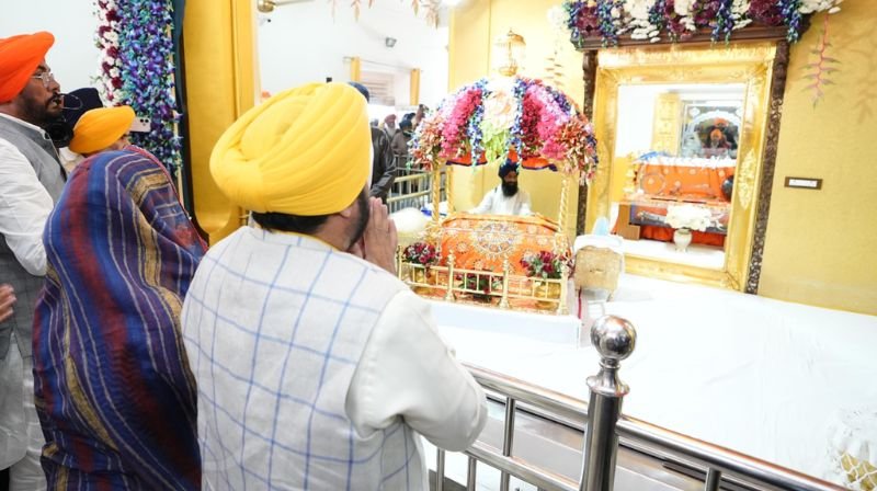 Hola Mohalla: CM ਭਗਵੰਤ ਮਾਨ ਆਪਣੀ ਪਤਨੀ ਡਾ.ਗੁਰਪ੍ਰੀਤ ਕੌਰ ਨਾਲ ਤਖ਼ਤ ਸ੍ਰੀ ਕੇਸਗੜ੍ਹ ਸਾਹਿਬ ਵਿਖੇ ਨਤਮਸਤਕ