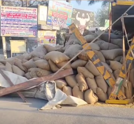 ਫਾਜ਼ਿਲਕਾ ‘ਚ ਪਿੰਨ ਟੁੱਟਣ ਕਾਰਨ ਪਲਟਿਆ ਟਰੱਕ: ਹਾਈਵੇ ‘ਤੇ ਖਿੱਲਰੀਆਂ ਮੱਕੀ ਦੀਆਂ ਬੋਰੀਆਂ