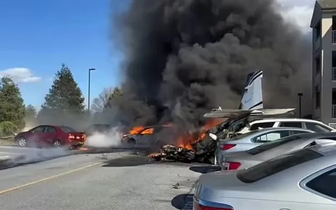 ਅਮਰੀਕਾ ਚ’ ਵੱਡਾ ਹਾਦਸਾ, ਪੇਂਸਿਲਵਾਨੀਆ ਵਿੱਚ ਵਿਮਾਨ ਡਿਗਣ ਨਾਲ , ਕਈ ਗੱਡੀਆਂ ‘ਚ ਲੱਗੀ ਅੱਗ