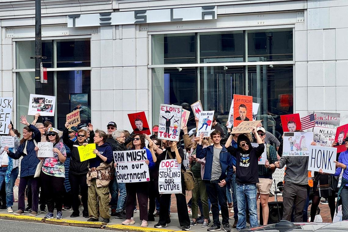 ਅਮਰੀਕਾ ਦੇ ਟੇਸਲਾ 227 ਸਥਾਨਾਂ ‘ਤੇ ਸੈਂਕੜੇ ਲੋਕਾਂ ਨੇ ਵਿਰੋਧ ਪ੍ਰਦਰਸ਼ਨ ਕੀਤਾ,ਅਸਤੀਫ਼ੇ ਦੀ ਮੰਗ ਕੀਤੀ