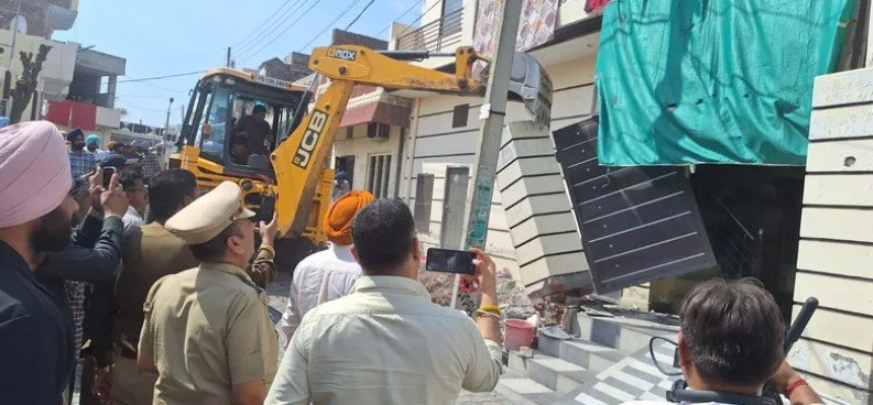 ‘ਯੁੱਧ ਨਸ਼ਿਆਂ ਵਿਰੁੱਧ’ ਮੁਹਿੰਮ ਤਹਿਤ ਖੰਨਾ ‘ਚ ਨਸ਼ਾ ਤਸਕਰ ਦੇ ਘਰ ‘ਤੇ ਚੱਲਿਆ ਬੁਲਡੋਜ਼ਰ