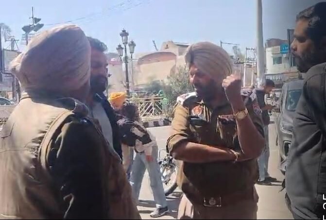 ਅੰਮ੍ਰਿਤਸਰ ਚ ਇਕ ਵਿਅਕਤੀ ਵਲੋਂ ਪੁਲਿਸ ਨਾਲ ਬਤਮੀਜ਼ੀ ਕਰਨ ਦਾ ਮਾਮਲਾ ਆਇਆ ਸਾਮਣੇ