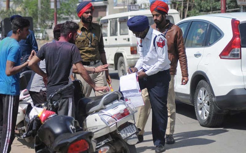 ਫਿਰੋਜ਼ਪੁਰ ਪੁਲਿਸ ਨੇ 20 ਨੌਜਵਾਨਾਂ ਨੂੰ ਹੁੱਲੜਬਾਜੀ ਕਰਦੇ ਹੋਏ ਕੀਤਾ ਗ੍ਰਿਫਤਾਰ