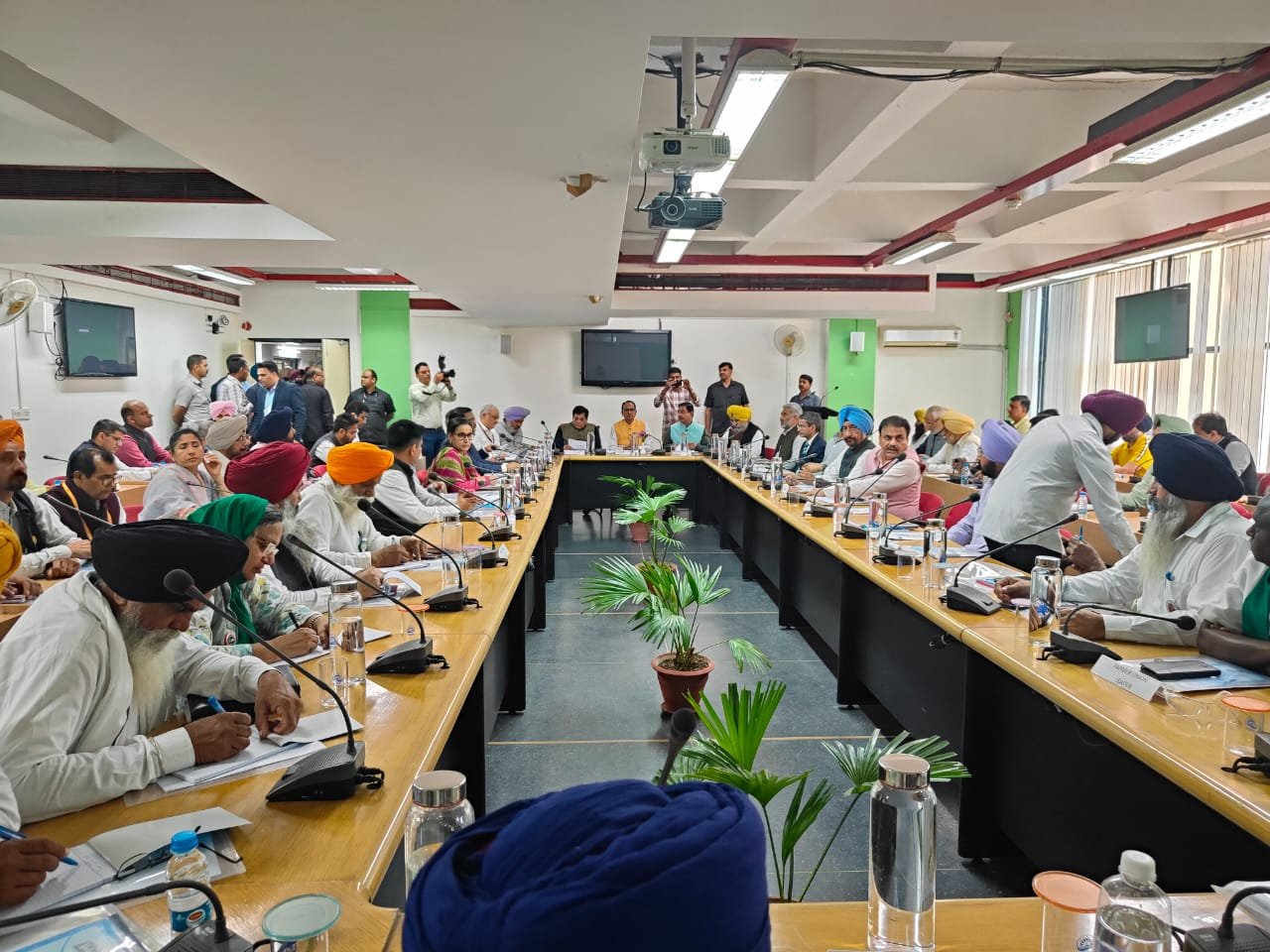 Farmer-Government Meeting: ਕੇਂਦਰ ਤੇ ਕਿਸਾਨ ਆਗੂਆਂ ਦਰਮਿਆਨ ਚੰਡੀਗੜ੍ਹ ’ਚ ਤੀਜੇ ਗੇੜ ਦੀ ਬੈਠਕ ਹੋਈ ਖ਼ਤਮ