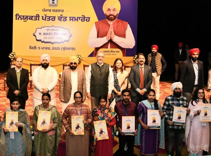 ਮੁੱਖ ਮੰਤਰੀ ਭਗਵੰਤ ਸਿੰਘ ਮਾਨ ਨੇ 763 ਨੌਜਵਾਨਾਂ ਨੂੰ ਦਿੱਤੇ ਨਿਯੁਕਤੀ ਪੱਤਰ,ਪਿੰਡ ਸਤੌਜ ਦੀ ਨੂੰਹ ਨੂੰ ਦਿੱਤਾ ਸ਼ਗਨ