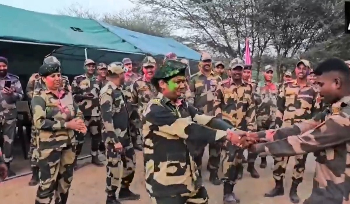 Jaisalmer: BSF ਦੇ ਜਵਾਨਾਂ ਨੇ ਬਾਰਡਰ ‘ਤੇ ਪੂਰੇ ਉਤਸ਼ਾਹ ਨਾਲ ਮਨਾਈ ਹੋਲੀ