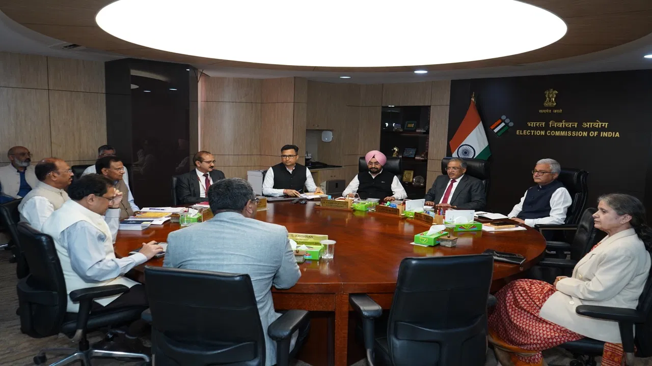 ਪੈਨ ਤੋਂ ਬਾਅਦ ਹੁਣ ਵੋਟਰ ਆਈਡੀ ਨੂੰ ਵੀ ਆਧਾਰ ਨਾਲ ਜੋੜਿਆ ਜਾਵੇਗਾ, ਚੋਣ ਕਮਿਸ਼ਨ ਨੇ ਲਿਆ ਫੈਸਲਾ