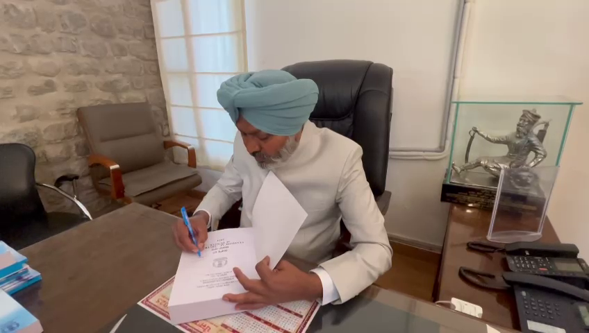 Punjab Budget 2025-2026: ਅੱਜ ਵਿਧਾਨਸਭਾ ’ਚ ਪੇਸ਼ ਹੋਵੇਗਾ 2025-2026 ਦਾ ਬਜਟ,ਵਿੱਤ ਮੰਤਰੀ ਚੀਮਾ ਨੇ ਕਾਪੀ ‘ਤੇ ਦਸਤਖਤ ਕੀਤੇ