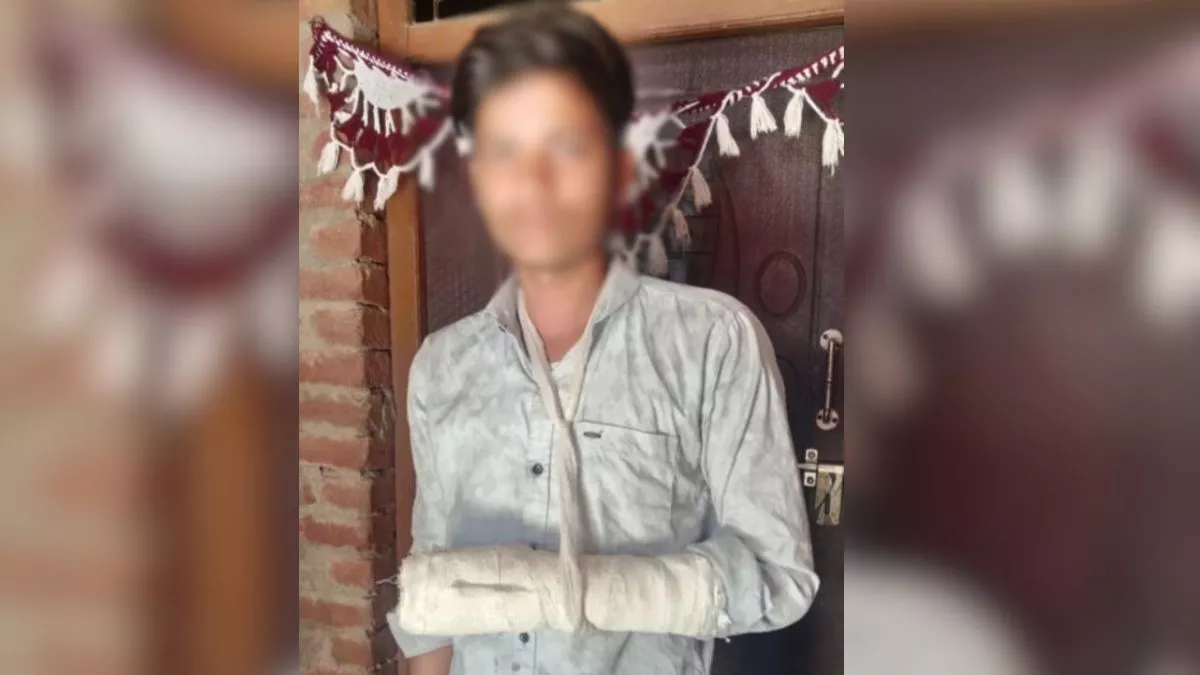 Uttar Pradesh – ਪਾਣੀ ਦੀ ਬੋਤਲ ਨੂੰ ਛੂਹਣ ‘ਤੇ ਅਧਿਆਪਕ ਨੇ ਦਲਿਤ ਵਿਦਿਆਰਥੀ ਦੀ ਤੋੜੀ ਉਂਗਲ ; ਕਿਹਾ- ਪਾਣੀ ਨੂੰ ਅਛੂਤ ਬਣਾ ਦਿੱਤਾ