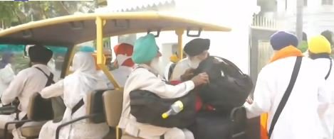 ਜੈਕਾਰਿਆਂ ਦੀ ਗੂੰਜ ਵਿੱਚ ਸਿੱਖ ਸ਼ਰਧਾਲੂਆਂ ਦਾ ਜੱਥਾ ਸ਼੍ਰੋਮਣੀ ਕਮੇਟੀ ਦਫ਼ਤਰ ਤੋਂ ਪਾਕਿਸਤਾਨ ਲਈ ਰਵਾਨਾ