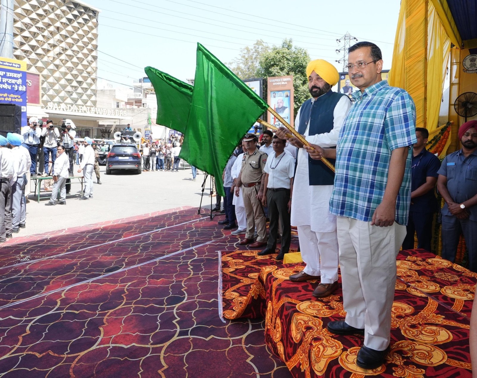 ਯੁੱਧ ਨਸ਼ਿਆਂ ਵਿਰੁੱਧ ਮੁਹਿੰਮ ਤਹਿਤ ਕੱਢੀ ਗਈ ਰੈਲੀ, ਸੁਪਰੀਮੋ ਅਰਵਿੰਦ ਕੇਜਰੀਵਾਲ ਨੇ ਦਿਖਾਈ ਹਰੀ ਝੰਡੀ