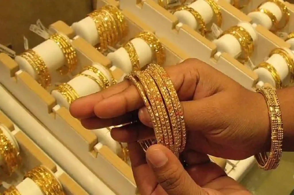 Gold hits new record ;