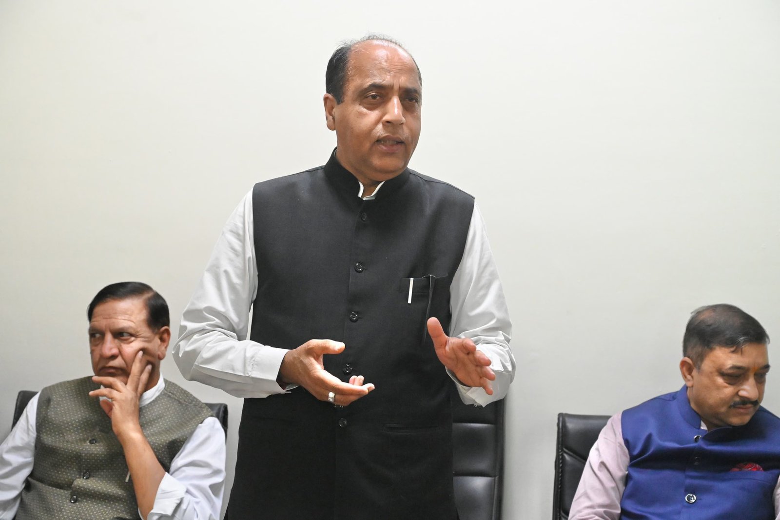 सीएम को उंगलियों पर नचा रहे कुछ अधिकारी – जयराम ठाकुर