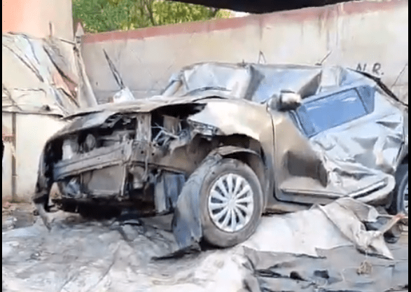 Ghaziabad News ; ਫਲਾਈਓਵਰ ਦੀ ਰੇਲਿੰਗ ਤੋੜ ਕੇ ਹੇਠਾਂ ਡਿੱਗੀ ਕਾਰ, 2 ਜ਼ਖਮੀ