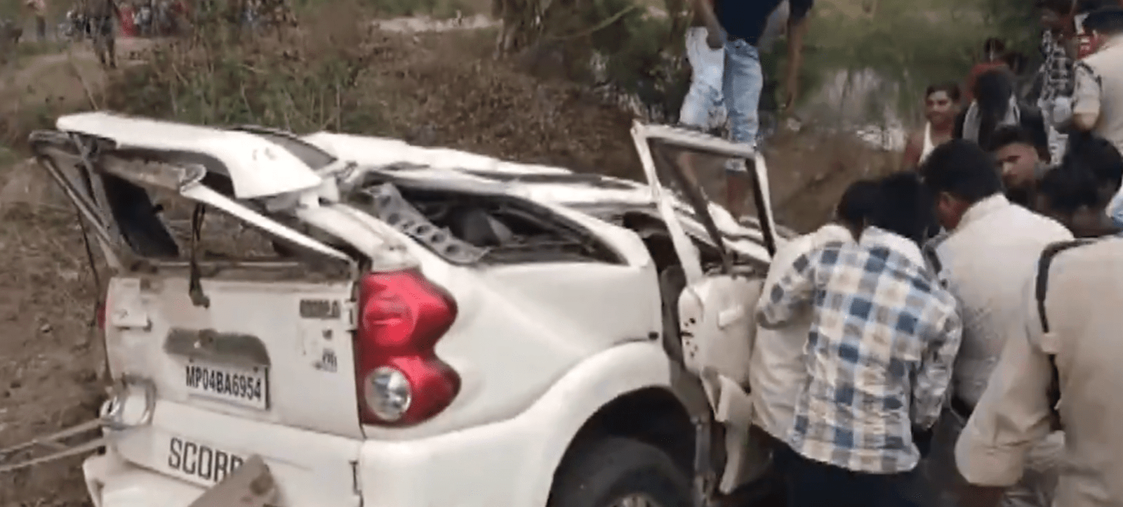 Madhya Pradesh ; ਬਲੀ ਚੜ੍ਹਾਉਣ ਜਾ ਰਹੇ ਲੋਕਾਂ ਦੀ ਗੱਡੀ ਨਦੀ ਵਿੱਚ ਡਿੱਗੀ , 4 ਦੀ ਮੌਤ ; ਬੱਕਰਾ ਸੁਰੱਖਿਅਤ!